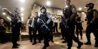Indonesische Polizisten pa­t­rouil­lie­ren in der Nähe eines Anschlagsortes