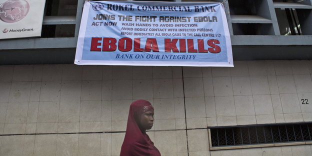 In Freetown weist ein Plakat auf die Gefährlichkeit des Ebola-Virus' hin