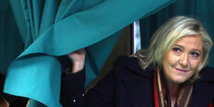Marine Le Pen schiebt einen Vorhang beiseite