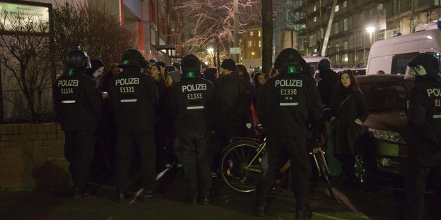 Polizisten riegeln die Rigaer Straße ab, Passanten kommen nicht mehr durch