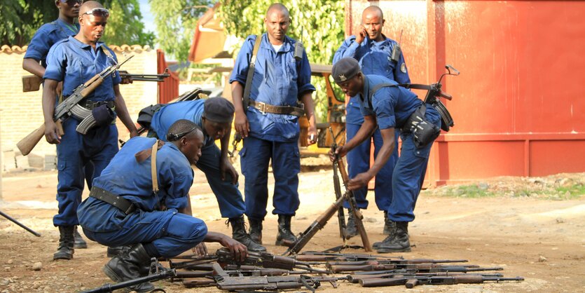 Burundische Soldaten stehen nebeneinandert