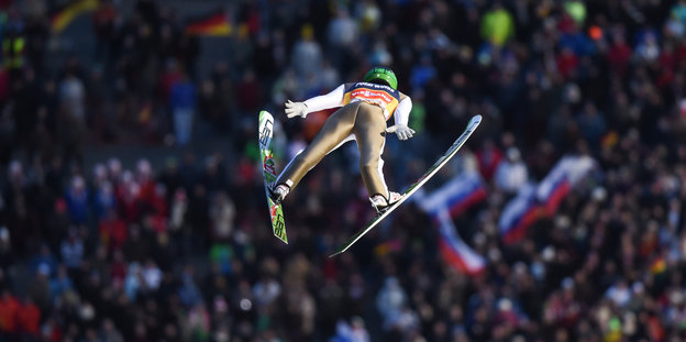 Ein Skispringer segelt durch die Luft