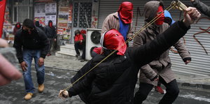 Ein Vermummter auf Istanbuls Straßen schießt mit einer Schleuder