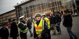 Polizei vor dem Kölner Hauptbahnhof