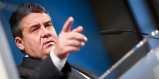 Sigmar Gabriel zeigt mit dem Finger