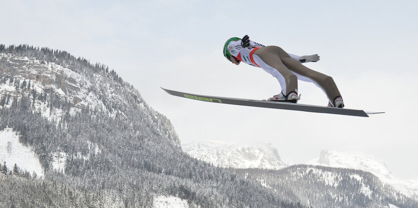 Ein Skispringer im Flug