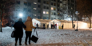 Flüchtlinge im Schnee an den Zelten auf dem Gelände des Lageso in Berlin.