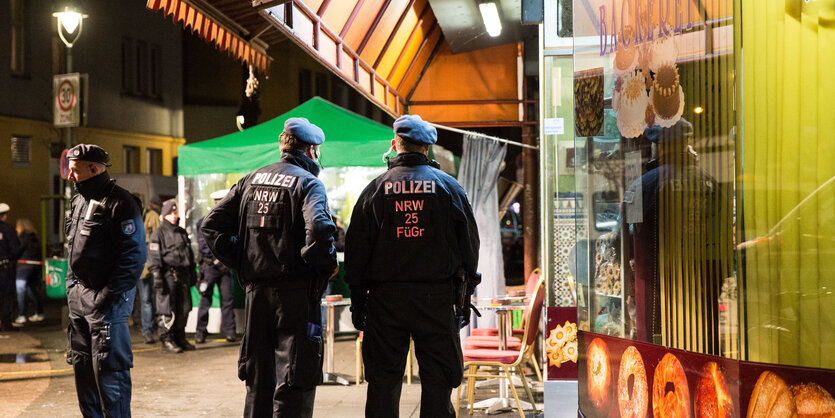 Polizeibeamte im Düsseldorfer Bahnhofsviertel.