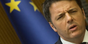 Italiens Regierungschef Matteo Renzi guckt fragend.