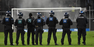Polizisten vor einem Fußballtor