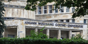 Gebäude der Uni Frankfurt mit dem Schriftzug „Johann Wolfgang Goethe-Universität“.
