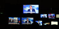 mehrere Fernseher, auf denen Tsipras zu sehen ist
