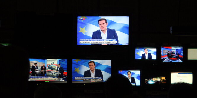 mehrere Fernseher, auf denen Tsipras zu sehen ist