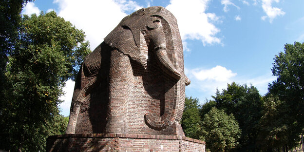 Backsteindenkmal in Form eines Elefanten