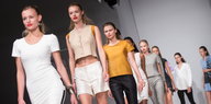 Models präsentieren auf der Fashion Week die Kollektionen für Frühjahr/Sommer 2016