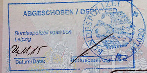 Stempel im Pass mit Aufschrift „Abgeschoben / Deported"