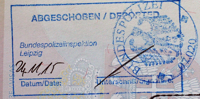 Stempel im Pass mit Aufschrift „Abgeschoben / Deported"