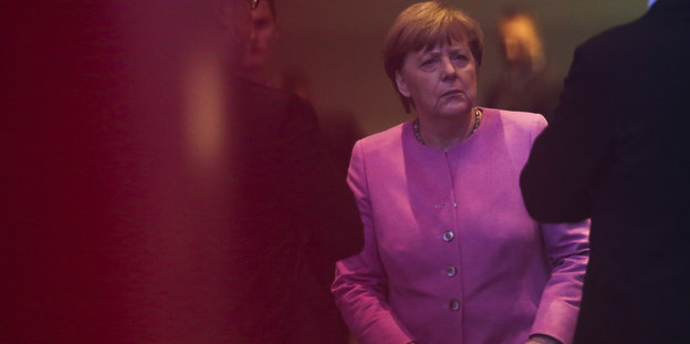 Bundeskanzlerin Angela Merkel ist von Mitarbeitern der Kanzlei zu umgeben.