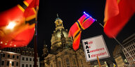 Fahnen wehen vor der Frauenkirche, dazwischen ein Schild mit der Aufschrift "Nazi“