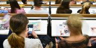 Studenten nehmen in Heidelberg in einem Hörsaal der Universität an einer Erstsemester-Veranstaltung teil.