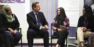 David Cameron spricht mit drei jungen Frauen