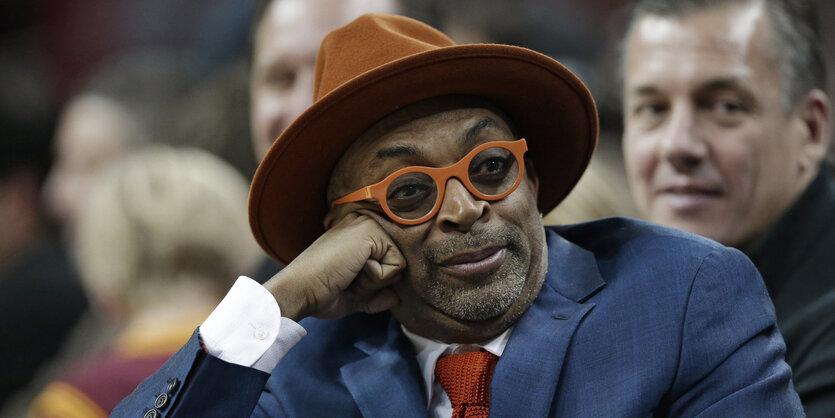 Regisseur Spike Lee stützt seinen Kopf auf seine Faust