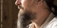 Ein Mann mit einem Bart