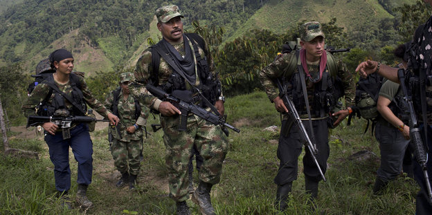 Bewaffnete Farc-Rebellen in Tarnkleidung in den kolumbianischen Bergen