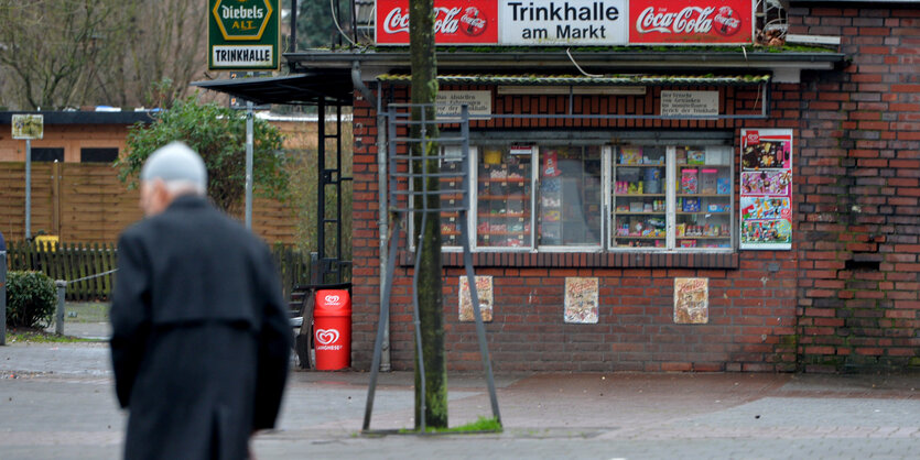 Ein Mann läuft in Dinslaken vor einer Trinkhalle entlang