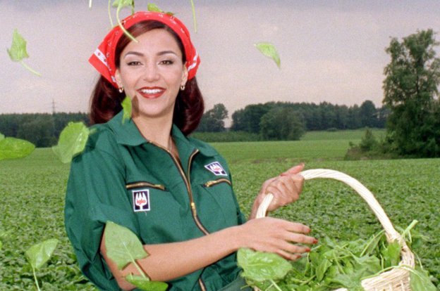 Eine Frau steht auf einem Acker in Arm hält sie einen Korb voller Spinat: Es ist Verona Poth