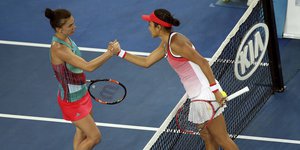 Die Tennisspielerinnen Simona Halep und Shuai Zhang beim Handshake am Netz