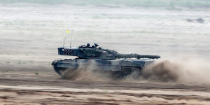 Ein Kampfpanzer fährt über den Übungsplatz