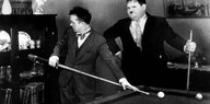 Stan Laurel und Oliver Hardy alias Dick und Doof beim Billardspielen.
