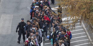 Eine Schlange von Menschen auf einer Straße