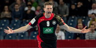 Ein deutscher Handballnationalspieler jubelt mit ausgestreckten Armen