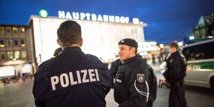 Polizei vor dem Kölner Hauptbahnhof