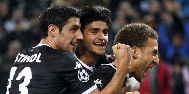 Mahmoud Dahoud freut sich mit seinen Teamkollegen Stindl und Johnson.