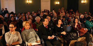 Besucher und Besucherinnen sitzen bei einer Lesung im Lesesaal des Literaturhauses in Frankfurt