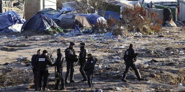 Französische Polizisten im Flüchtlingscamp von Calais