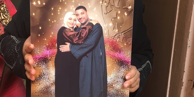 eine Frau hält ein Foto in den Händen eine Frau hält ein Foto in den Händen