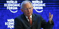 Schäuble vor blauen Hintergrund und dem Schriftzug „World Economic Forum“