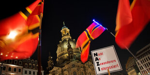 Pegida-Fahnen in Dresden