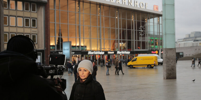 Fernsehteam vor dem Kölner Hauptbahnhof