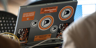 aufgeklappter Laptop mit Piraten-Aufklebern