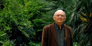 Aharon Appelfeld in einem Garten