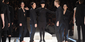 Designerin Perbandt und schwarzgekleidete Models auf dem Laufsteg