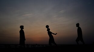 Fußballspieler im Dämmerlicht