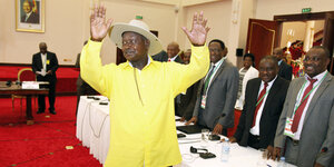 Ugandas Präsident Yoweri Museveni hebt die Hände