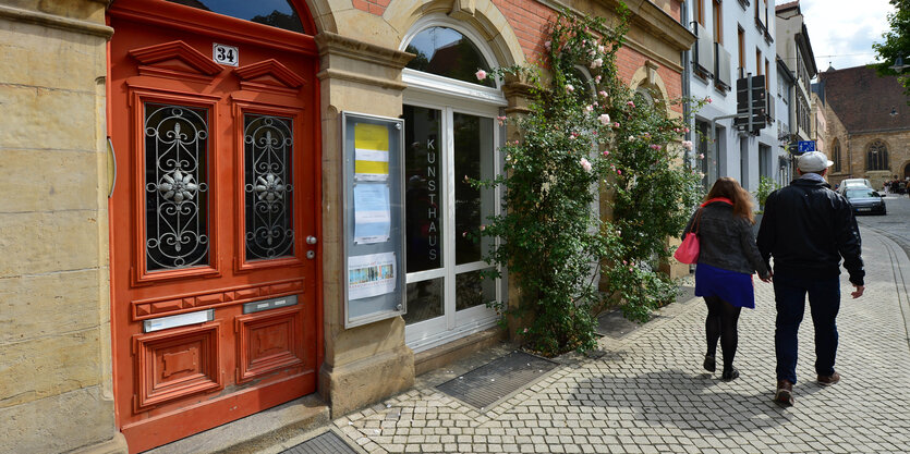 Passanten vor dem Kunsthaus Erfurt