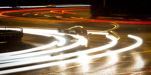 Durch Langzeitbelichtung entstandenes Straßenbild mit Leuchtschlangen